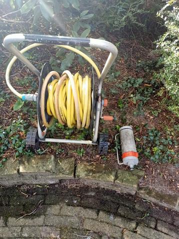 Tuinslanghaspel met slang en sproeier beschikbaar voor biedingen