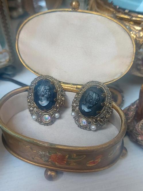 Paar mooie oude Vintage bewerkte zwarte Camee oorclips, Sieraden, Tassen en Uiterlijk, Antieke sieraden, Oorbellen, Overige materialen