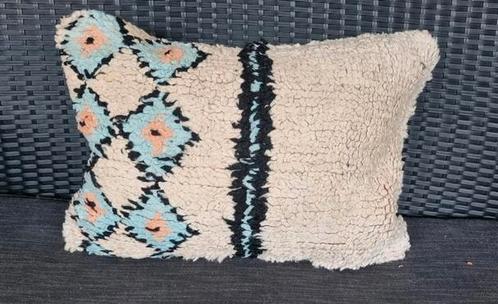 Vintage berber kussen van echt wol uit Marokko 60x40 cm, Huis en Inrichting, Woonaccessoires | Kussens, Nieuw, Roze, Rechthoekig