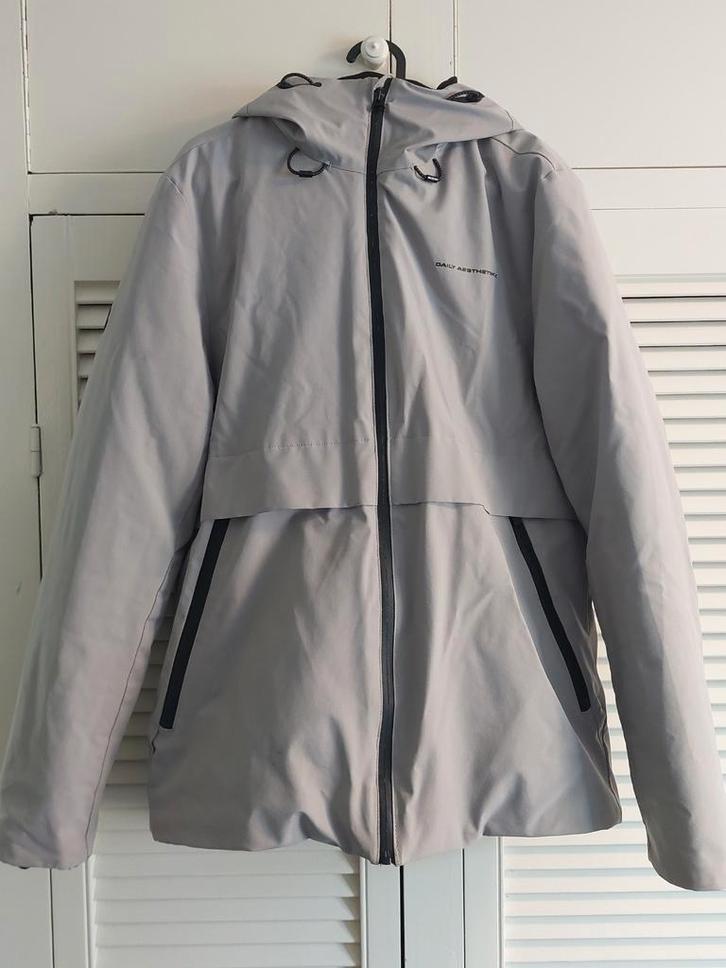 Daily Aesthetikz Move Jas - Maat M, Kleding | Heren, Jassen | Zomer, Zo goed als nieuw, Maat 48/50 (M), Grijs, Ophalen of Verzenden
