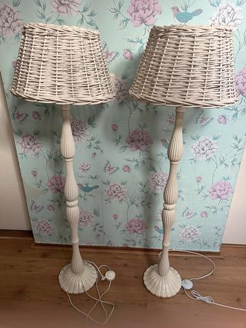 Staande lamp met witte rieten kap