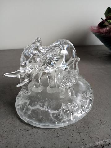 Leuke olifanten familie van Cristal d'Arques  beschikbaar voor biedingen