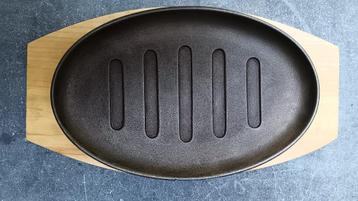 Sizzling plate gietijzeren steak plaat met houten onderplaat beschikbaar voor biedingen