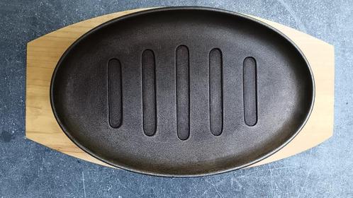 Sizzling plate gietijzeren steak plaat met houten onderplaat, Huis en Inrichting, Keuken | Potten en Pannen, Zo goed als nieuw
