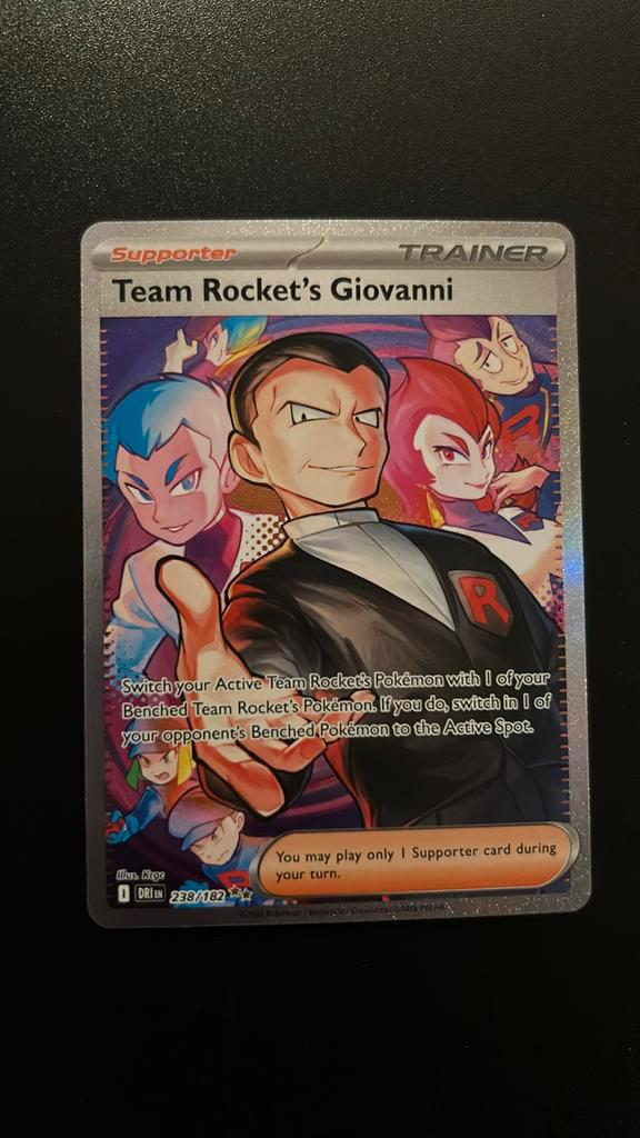 Team Rocket’s Giovanni #238/182, Hobby en Vrije tijd, Verzamelkaartspellen | Pokémon, Nieuw, Losse kaart, Verzenden