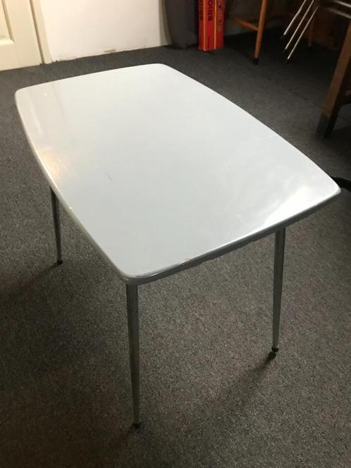 Vintage slaapkamerzitje., Huis en Inrichting, Tafels | Bijzettafels, Gebruikt, Overige vormen, 45 tot 60 cm, Hout, Ophalen