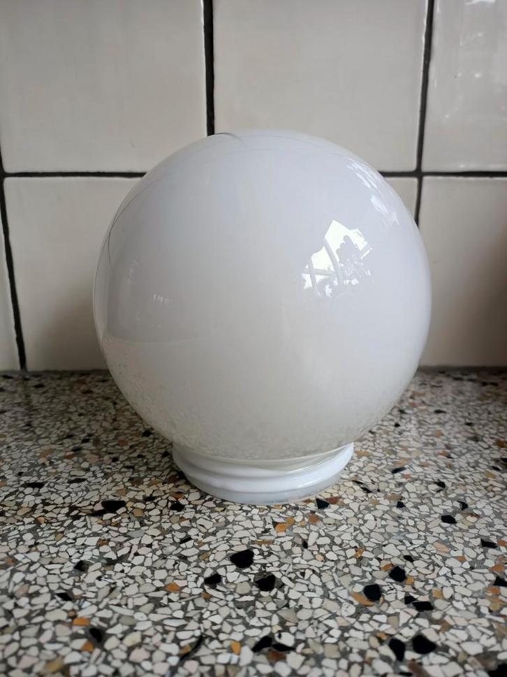 Oude lampbol schroefbol van melkglas., Huis en Inrichting, Lampen | Plafondlampen, Zo goed als nieuw, Glas, Ophalen of Verzenden