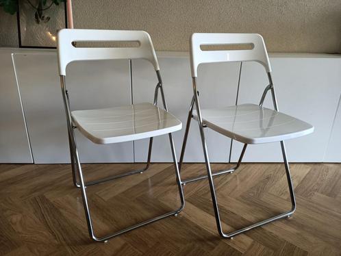 Set IKEA Nisse witte klapstoelen, Huis en Inrichting, Stoelen, Zo goed als nieuw, Twee, Kunststof, Metaal, Wit, Ophalen of Verzenden