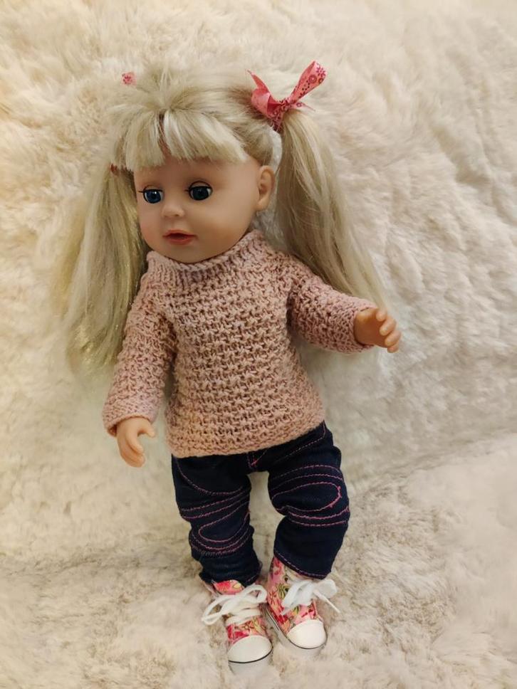 Leuke pop met handgemaakt truitje en stoere schoenen, Kinderen en Baby's, Speelgoed | Poppen, Gebruikt, Ophalen of Verzenden