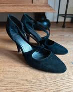 Zwarte suède pumps Manfield met smalle hak – maat 40, Kleding | Dames, Schoenen, Verzenden, Zwart, Zo goed als nieuw, Manfield