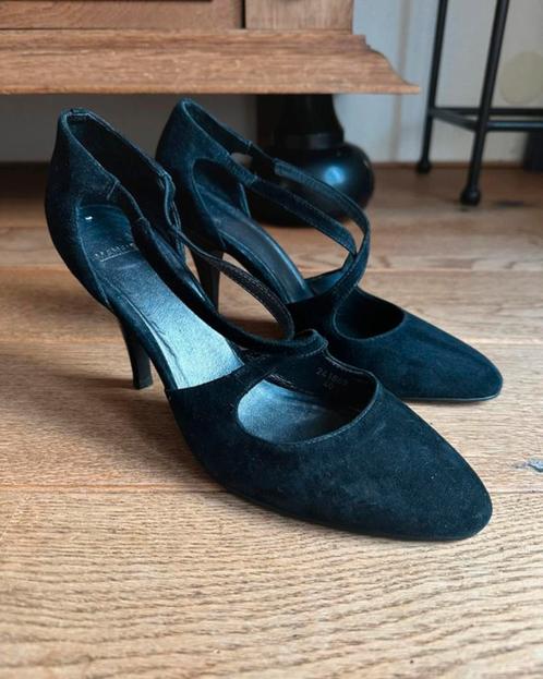 Zwarte suède pumps Manfield met smalle hak – maat 40, Kleding | Dames, Schoenen, Zo goed als nieuw, Zwart, Verzenden
