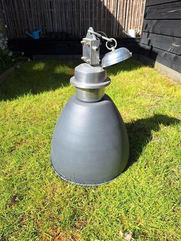 Industriële hanglamp beschikbaar voor biedingen