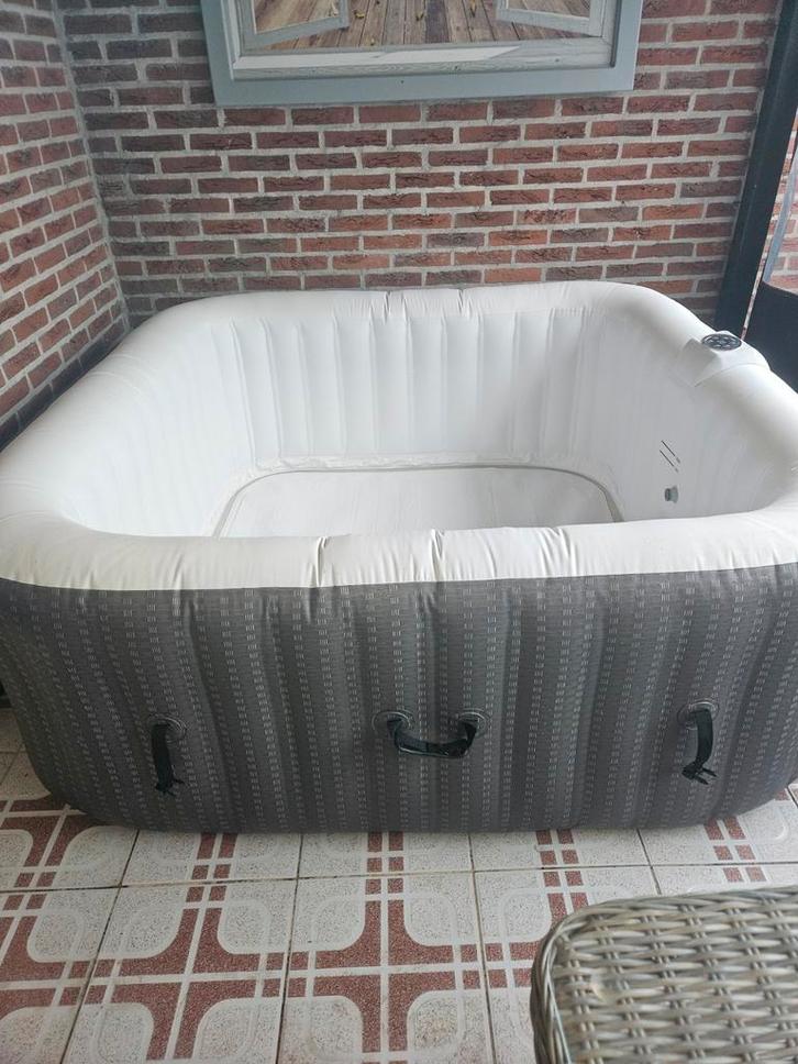Opblaasbare Jacuzzi - AREBOS BJ: 2025, Tuin en Terras, Bubbelbaden en Hottubs, Zo goed als nieuw, Opblaasbaar, Filter, Pomp, Ophalen