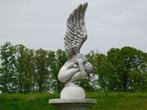 Knielende Engel met vleugels omhoog, mooi stenen beeld!, Tuin en Terras, Ophalen of Verzenden, Steen, Engelenbeeld