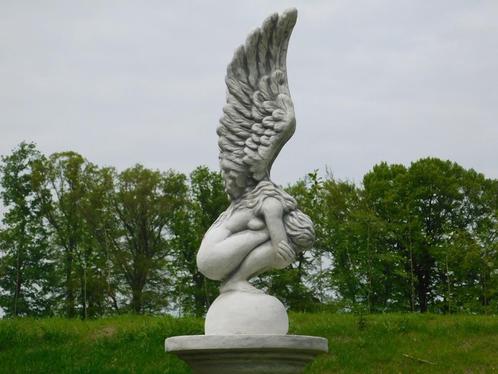 Knielende Engel met vleugels omhoog, mooi stenen beeld!, Tuin en Terras, Tuinbeelden, Engelenbeeld, Steen, Ophalen of Verzenden