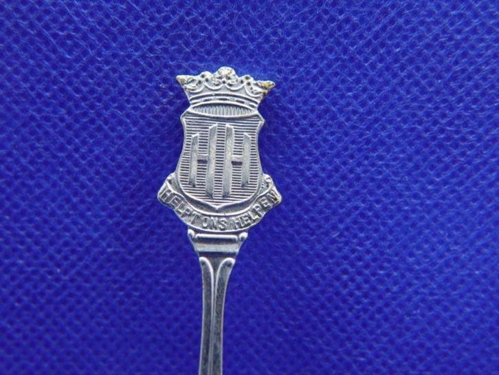 Lepeltje: HH Help ons Helpen, Antiek en Kunst, Antiek | Bestek, Verzenden