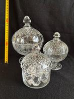 3 kristallen bonbonnières, Ophalen