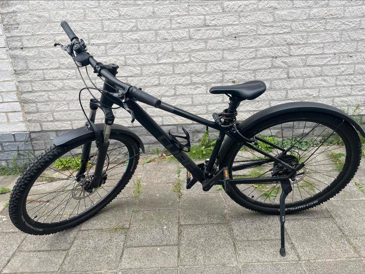 CUBE AIM RACE BLACK/AZURE M 1 jr oud  met slatbord+standaard, Fietsen en Brommers, Fietsen | Jongens, Zo goed als nieuw, 26 inch of meer