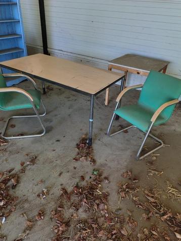 tafel met 2 stoelen