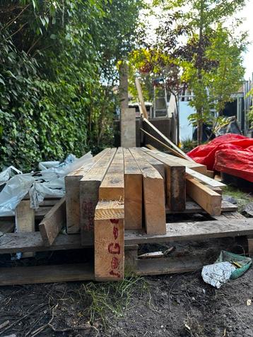 Diverse houten balken beschikbaar voor biedingen