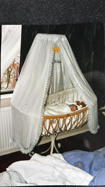 Rotan brocante wieg uit t jaar 1967 beschikbaar voor biedingen