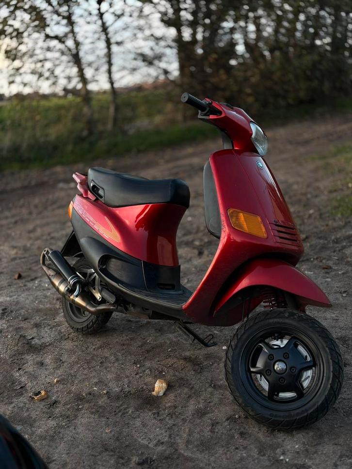 Piaggio zip fastrider 1996 brom, Fietsen en Brommers, Scooters | Piaggio, Zo goed als nieuw, Zip, Benzine, Ophalen