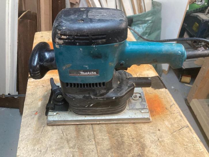 Makita 9046 Vlakschuurmachine – 230V, Doe-het-zelf en Verbouw, Gereedschap | Schuurmachines, Gebruikt, Vlakschuurmachine, Minder dan 600 watt