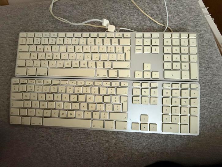 Apple aluminium toetsenbord A1243 verkleurd, Computers en Software, Toetsenborden, Gebruikt, Qwerty, Bedraad, Ophalen of Verzenden