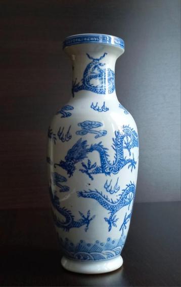 blauwe en witte Chinese vaas, versierd met prachtige details beschikbaar voor biedingen