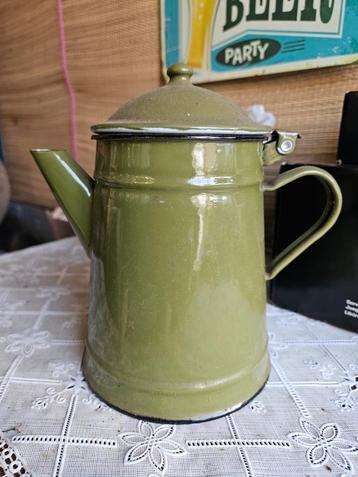 Vintage groene emaille koffiepot beschikbaar voor biedingen