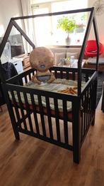 Leuke box in huisjesvorm + matras, Kinderen en Baby's, Boxen, Ophalen, Gebruikt, Rechthoekig, Boxkleed