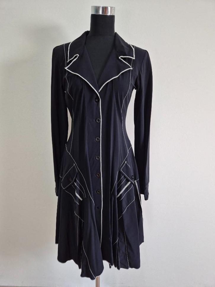 J389 - Zwarte Cassiopee jurk travelstof maat 38-40 (1), Kleding | Dames, Jurken, Zo goed als nieuw, Maat 38/40 (M), Zwart, Onder de knie