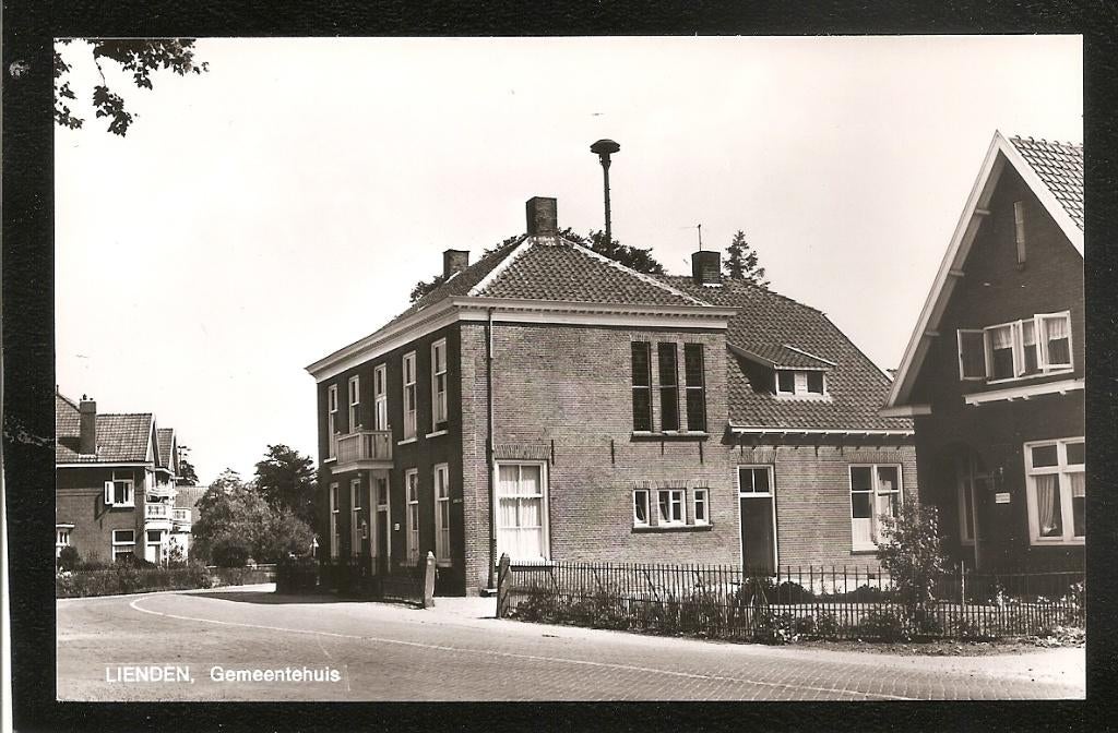 Lienden, Gemeentehuis, Verzamelen, Ansichtkaarten | Nederland, Ophalen of Verzenden, 1960 tot 1980, Ongelopen, Gelderland