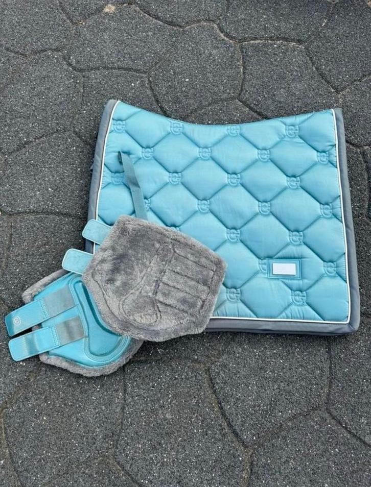 Equestrian Stockholm dekje en peesbeschermers steel blue, Dieren en Toebehoren, Paarden en Pony's | Dekens en Dekjes, Zo goed als nieuw
