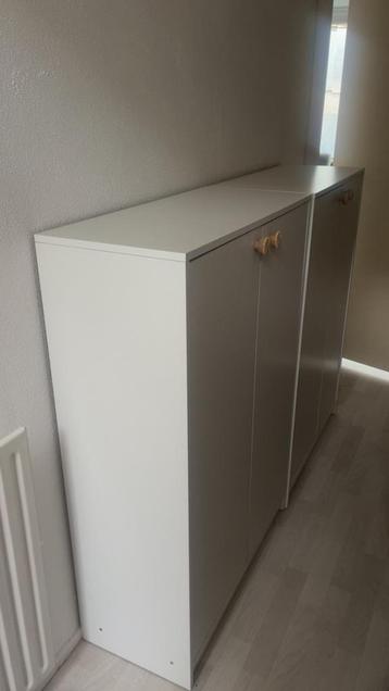 Witte kasten met houten deurknop details
