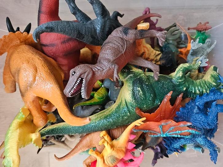 Een bak vol met verschillende soorten grote en kleine dino's, Kinderen en Baby's, Speelgoed | Actiefiguren, Gebruikt, Ophalen of Verzenden