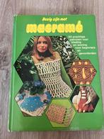 Bezig zijn met macramé - vintage boek, Ophalen of Verzenden, Gelezen, Overige onderwerpen