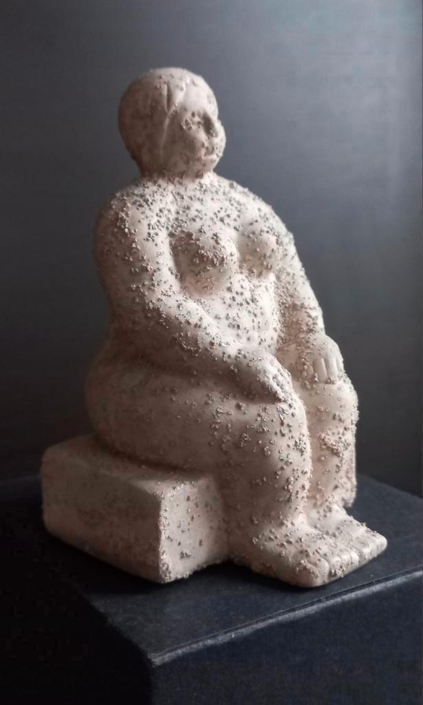 keramiek dikke vrouw beeldje Dikke zittende vrouw, Antiek en Kunst, Antiek | Keramiek en Aardewerk, Ophalen of Verzenden