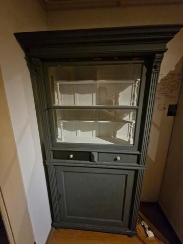 Antieke kast, toe aan een nieuwe look! beschikbaar voor biedingen