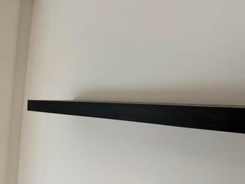 2 zwarte Wandplanken MDF Houtnerf, 190cm per plank beschikbaar voor biedingen