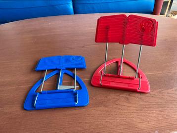 Boekenstandaard opklapbaar rood en blauw beschikbaar voor biedingen