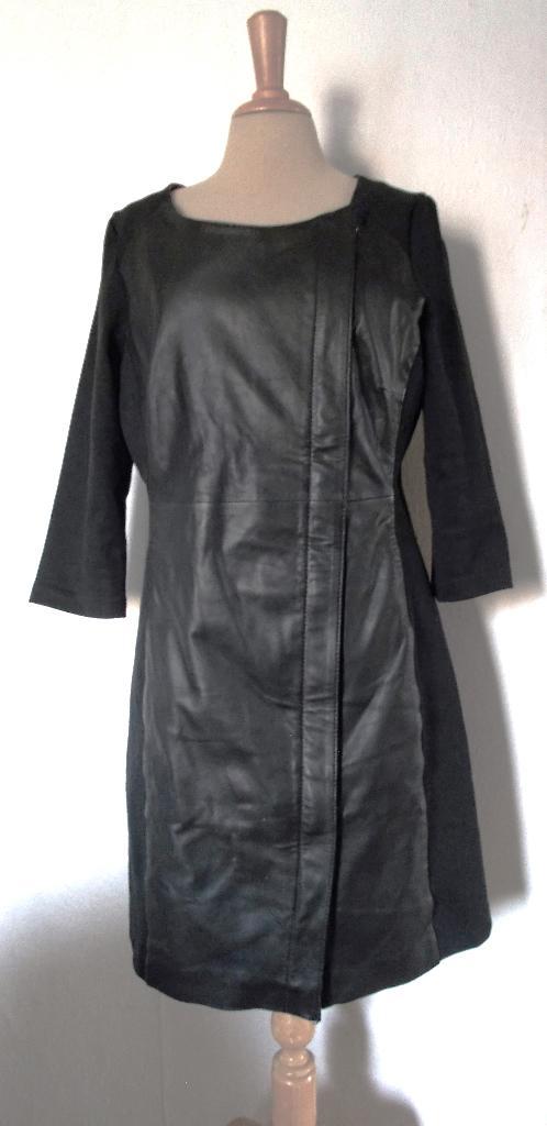 Stoere zwarte gedeeltelijk leren jurk van Mart Visser! 40, Kleding | Dames, Jurken, Zo goed als nieuw, Maat 38/40 (M), Zwart, Knielengte