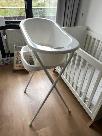 Bébé-jou babybadje, standaard en tummytub beschikbaar voor biedingen