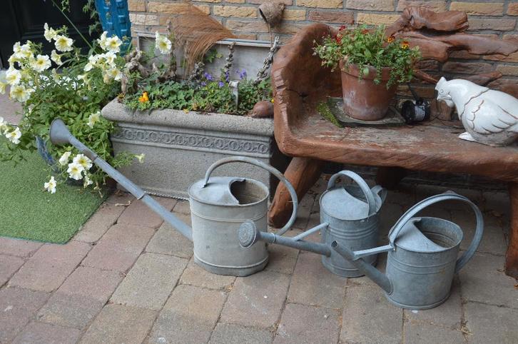 tuindecoratie: 3 oude zinken gieters, 1 grote en 2 kleinere, Tuin en Terras, Tuinwanddecoratie, Gebruikt, Ophalen of Verzenden