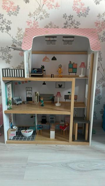 Mooi poppenhuis met toebehoren  beschikbaar voor biedingen