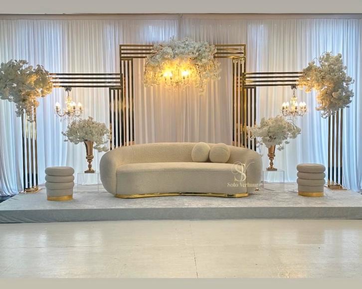 Bruiloft/Verloving Stage met Bank & Backdrop, Hobby en Vrije tijd, Feestartikelen | Verhuur, Zo goed als nieuw, Ophalen