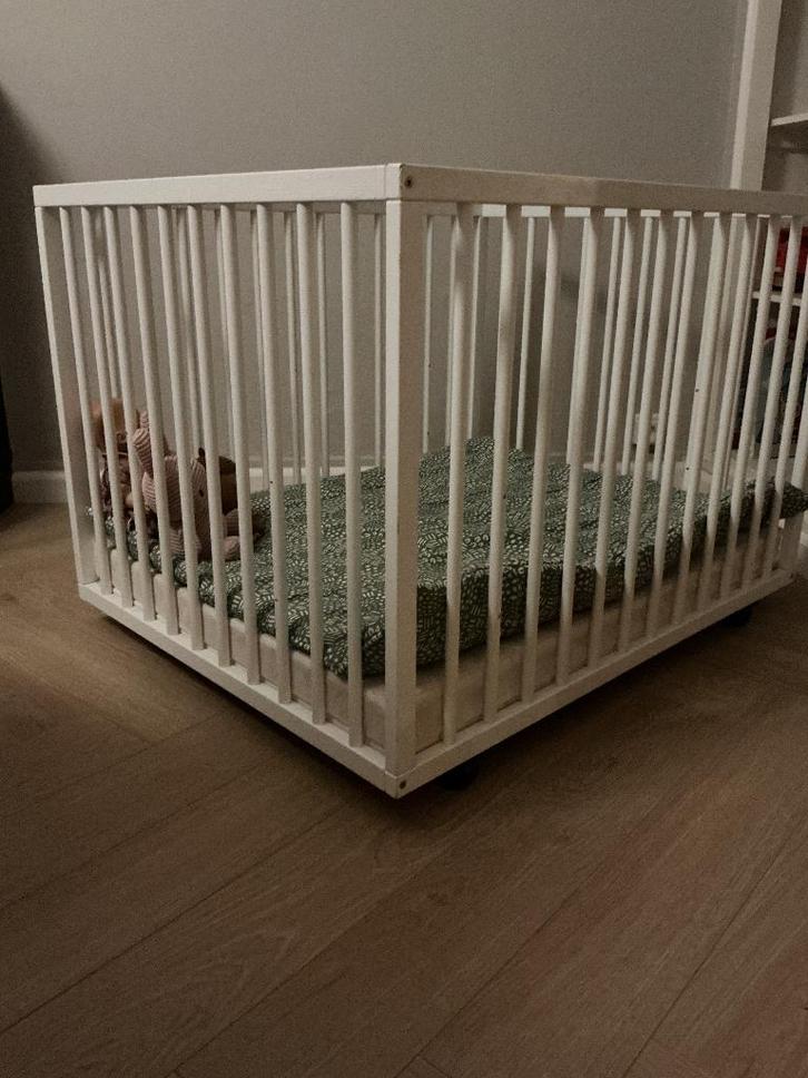 Witte box op wieltjes, Kinderen en Baby's, Boxen, Gebruikt, Vierkant, In hoogte verstelbaar, Wieltjes, Ophalen