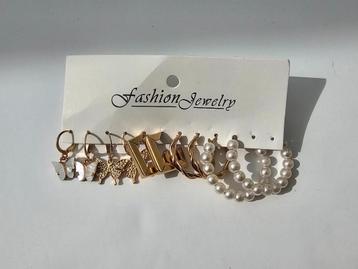 verschillende oorringen en 2 armbanden beschikbaar voor biedingen