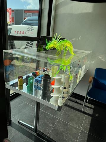 Maquettekap op spiegeltafel beschikbaar voor biedingen