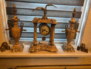 Antieke pendule met vazen beschikbaar voor biedingen
